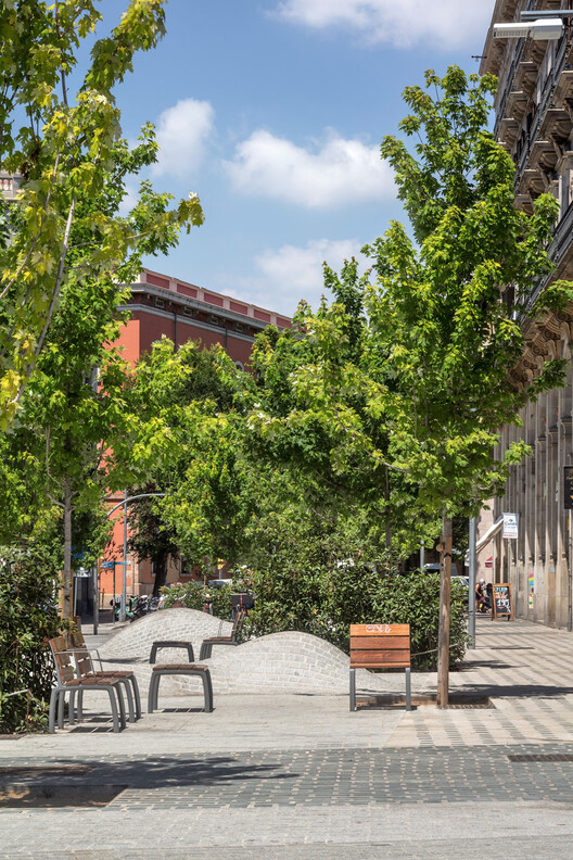 Entorno Mercado del Born. Calle Comerç / Vora Arquitectura + Toni Riba - Fotografía exterior