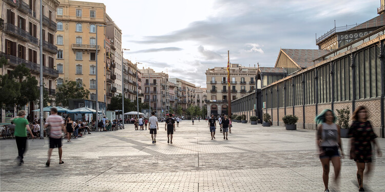 Entorno Mercado del Born. Calle Comerç / Vora Arquitectura + Toni Riba - Fotografía exterior