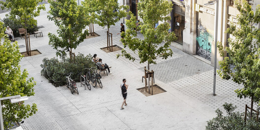 Entorno Mercado del Born. Calle Comerç / Vora Arquitectura + Toni Riba  - Fotografía exterior