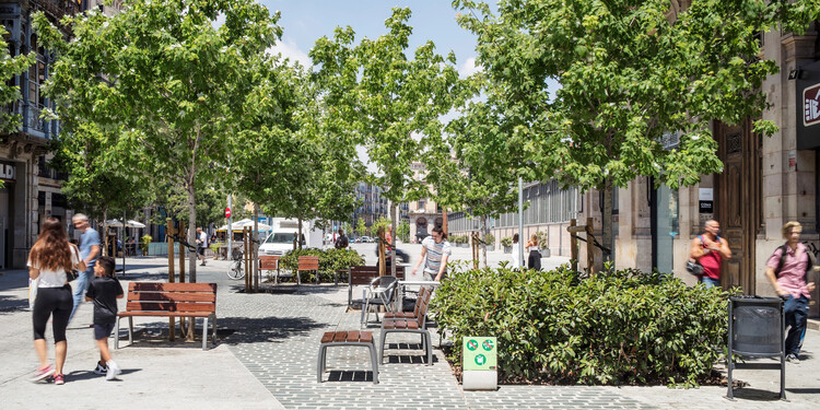 Entorno Mercado del Born. Calle Comerç / Vora Arquitectura + Toni Riba - Fotografía exterior, Bancas