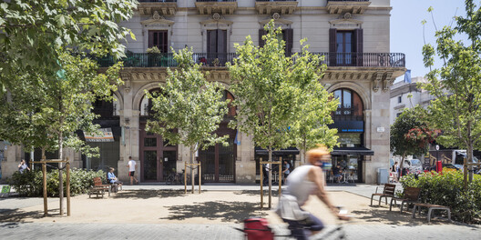 Entorno Mercado del Born. Calle Comerç / Vora Arquitectura + Toni Riba  - Fotografía exterior, Fachada