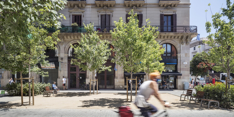 Entorno Mercado del Born. Calle Comerç / Vora Arquitectura + Toni Riba - Fotografía exterior, Fachada