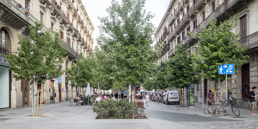 Entorno Mercado del Born. Calle Comerç / Vora Arquitectura + Toni Riba  - Fotografía exterior
