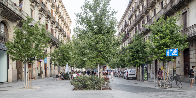 Entorno Mercado del Born. Calle Comerç / Vora Arquitectura + Toni Riba - Fotografía exterior