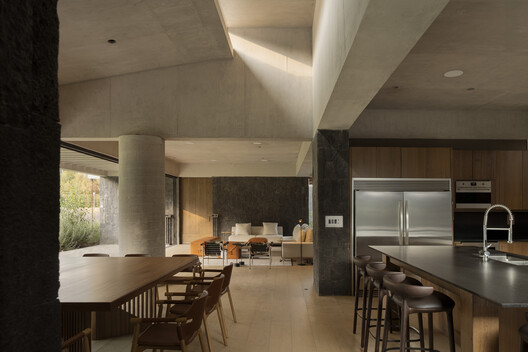 Casa Rinconada / Oioioi - Fotografía interior, Comedor, Madera, Sillas, Concreto, Fijación Vigas