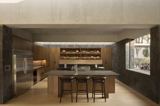 Casa Rinconada / Oioioi - Fotografía interior, Cocina, Madera, Encimera, Iluminación, Mesas, Sillas
