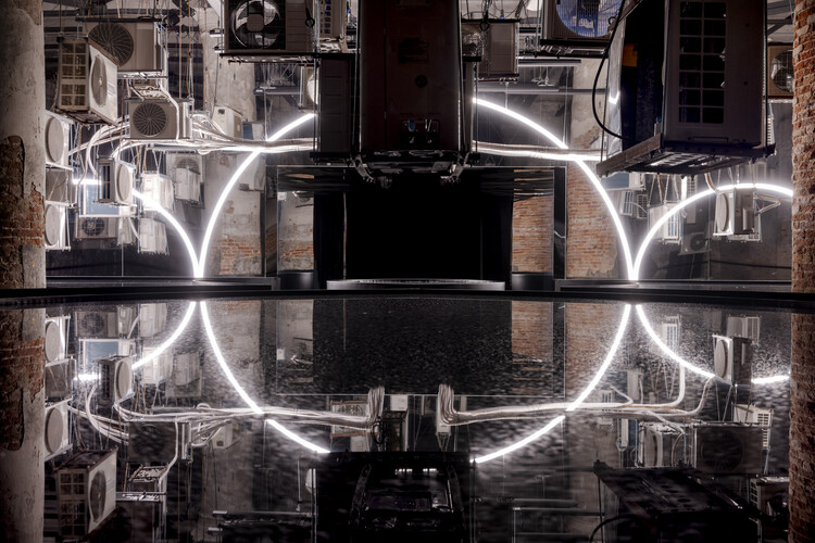 Una crisis en desarrollo con un panorama esperanzador: lo más destacado de los proyectos expuestos en la Bienal de Arquitectura de Venecia 2025 - Imagen 2 de 42