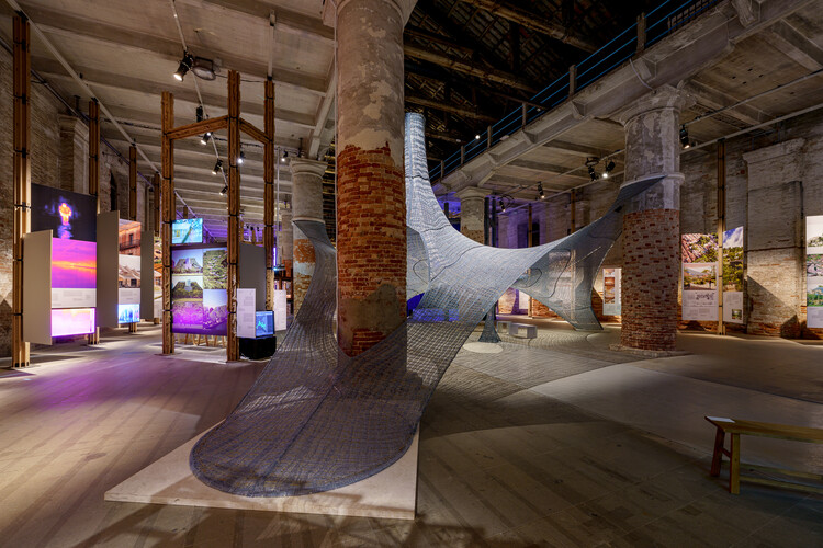 Una crisis en desarrollo con un panorama esperanzador: lo más destacado de los proyectos expuestos en la Bienal de Arquitectura de Venecia 2025 - Imagen 8 de 42