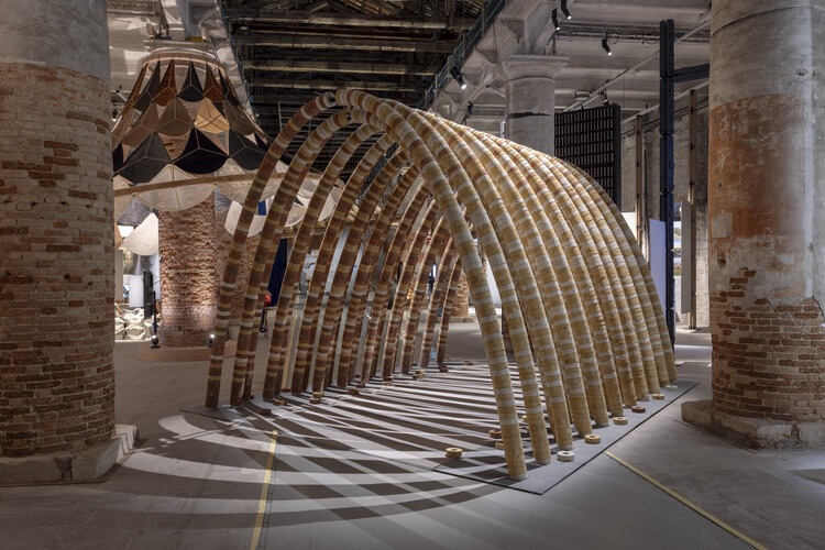 Una crisis en desarrollo con un panorama esperanzador: lo más destacado de los proyectos expuestos en la Bienal de Arquitectura de Venecia 2025 - Imagen 34 de 42