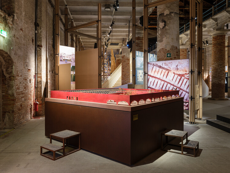 Una crisis en desarrollo con un panorama esperanzador: lo más destacado de los proyectos expuestos en la Bienal de Arquitectura de Venecia 2025 - Imagen 38 de 42