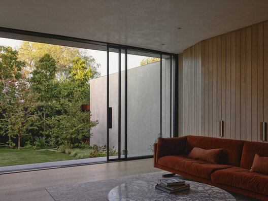 Fairfield Courtyard House / Taylor Knights - Interior Photography, Living Room, Wood, Door, Concrete