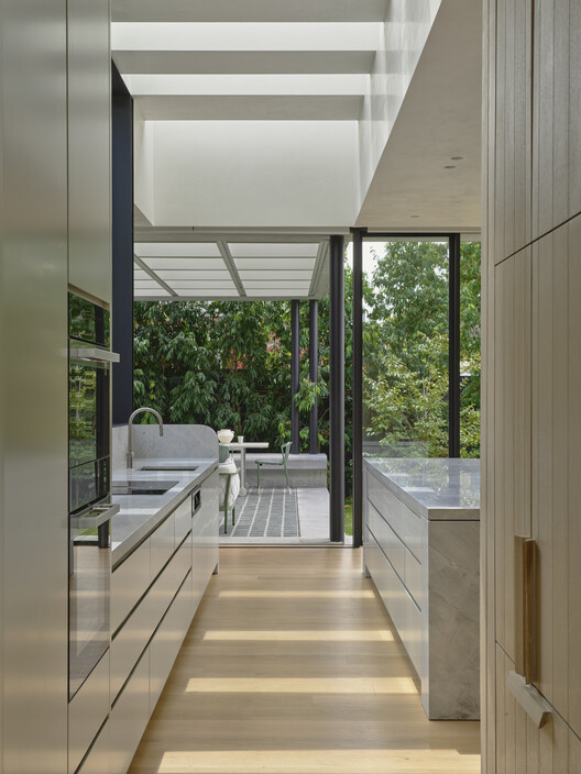 Fairfield Courtyard House / Taylor Knights - Interior Photography, Kitchen, Glass