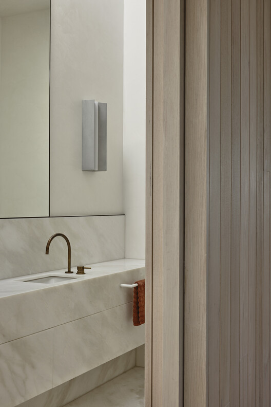 Fairfield Courtyard House / Taylor Knights - Interior Photography, Bathroom, Wood