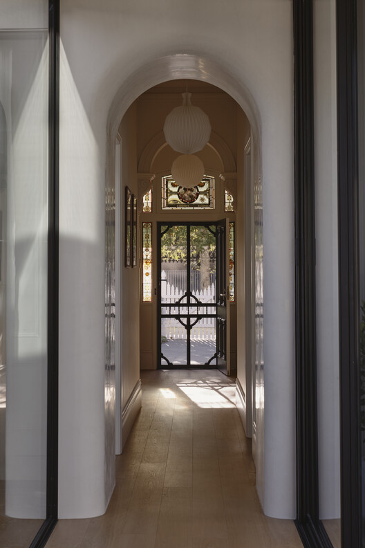 Fairfield Courtyard House / Taylor Knights - Interior Photography, Wood, Lighting, Door, Glass, Arch