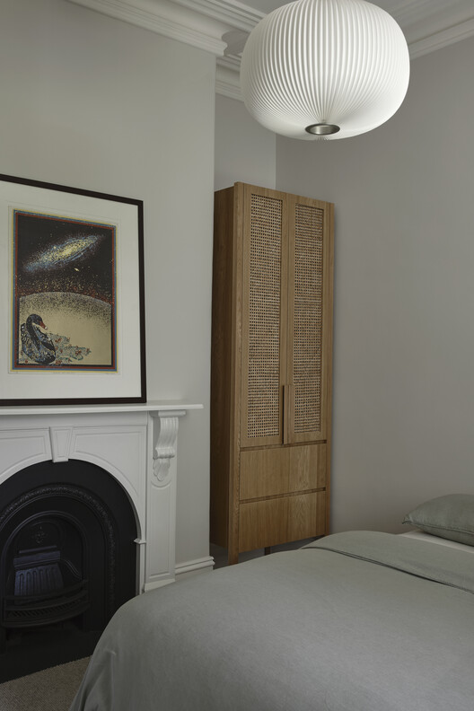 Fairfield Courtyard House / Taylor Knights - Interior Photography, Bedroom, Wood, Bed, Lighting