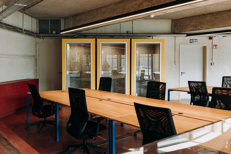 “冬季马戏团”共享空间 / OYO - 室内图, 木头, 椅子, 桌子, 灯, 玻璃