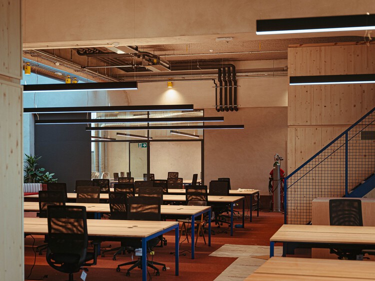 “冬季马戏团”共享空间 / OYO - 室内图, 餐厅, 木头, 灯, 椅子