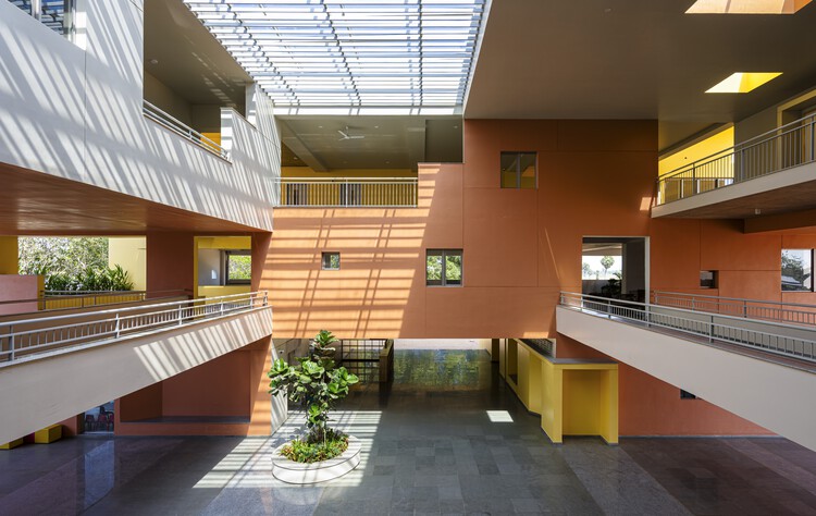 彩虹国际学校 / Spacefiction studio - 室内图, 厨房, 庭院