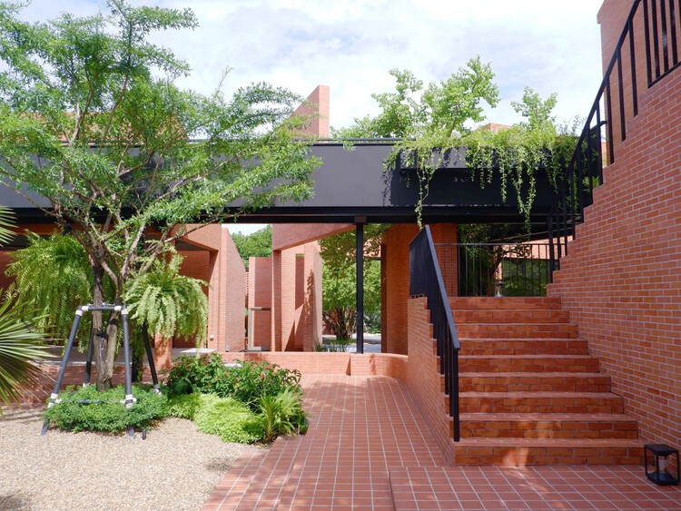 Casa, Café e Galeria Brick Journey / Volume Matrix studio - Imagem 4 de 20