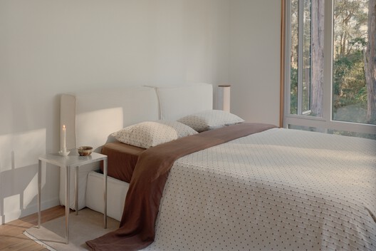 Casa Ironbark / Klaus Carson Studio - Fotografía interior, Dormitorio, Camas, Iluminación