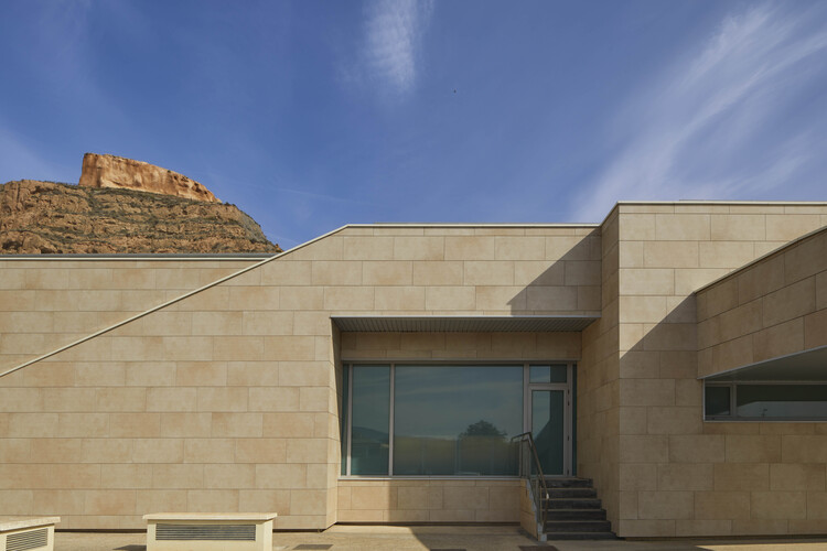 The Benefits of Extruded Tile Technology in Modern Architecture - Image 1 of 13