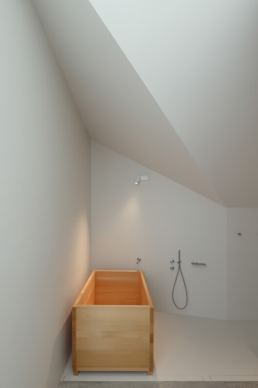 Re-folded House / Mcleod Bovell Modern Houses - Interior Photography, Bathroom, Wood, Bathtub