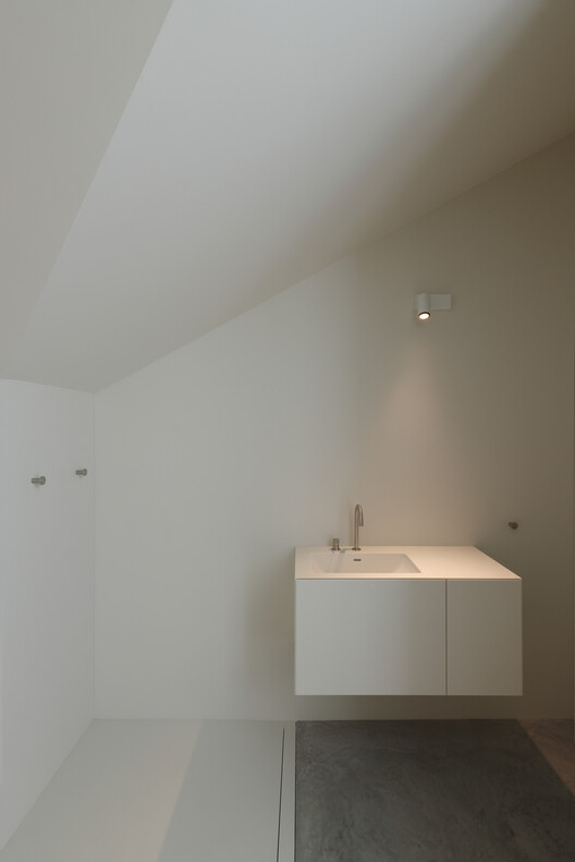 Re-folded House / Mcleod Bovell Modern Houses - Interior Photography, Bathroom, Sink