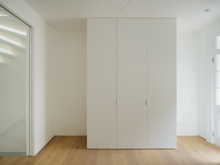 Casa de Trás pra Frente / Ian Moore Architects - Fotografia de Interiores, Armário, Madeira, Porta
