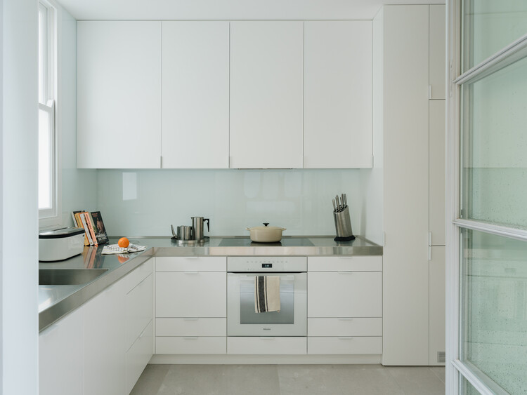 Casa de Trás pra Frente / Ian Moore Architects - Fotografia de Interiores, Cozinha, Bancada, Madeira, Iluminação, Pia