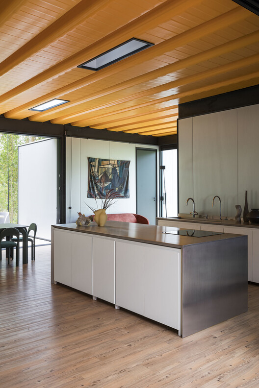 Casa Ibiúna / Rodrigo Ohtake Arquitetura e Design - Fotografía interior, Cocina, Madera, Iluminación, Vidrio, Encimera, Sillas, Fijación Vigas