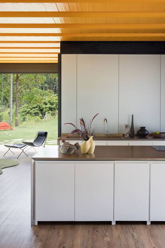 Casa Ibiúna / Rodrigo Ohtake Arquitetura e Design - Fotografía interior, Cocina, Madera, Encimera, Sillas