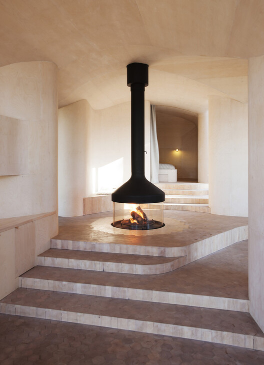 Shaping Spaces: The History and Impact of Fireplaces in Architecture - Image 6 of 26