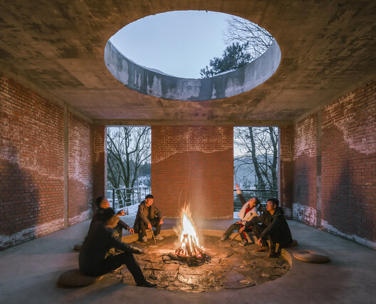Shaping Spaces: The History and Impact of Fireplaces in Architecture - Image 5 of 26