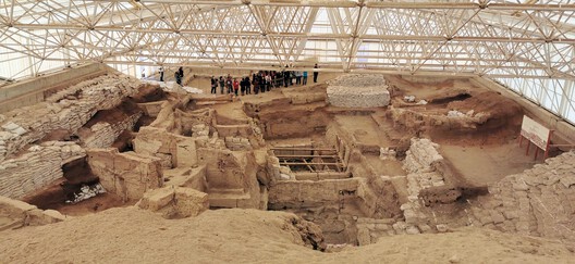 Shaping Spaces: The History and Impact of Fireplaces in Architecture - Image 12 of 26