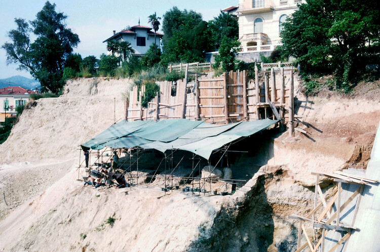 Shaping Spaces: The History and Impact of Fireplaces in Architecture - Image 8 of 26