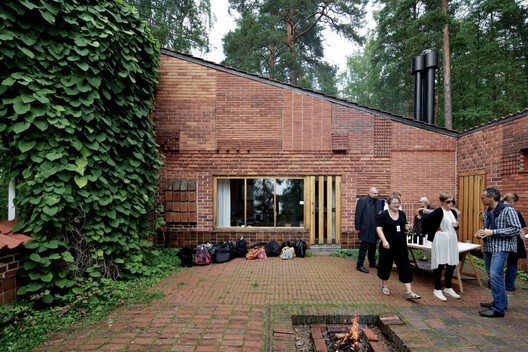Shaping Spaces: The History and Impact of Fireplaces in Architecture - Image 20 of 26