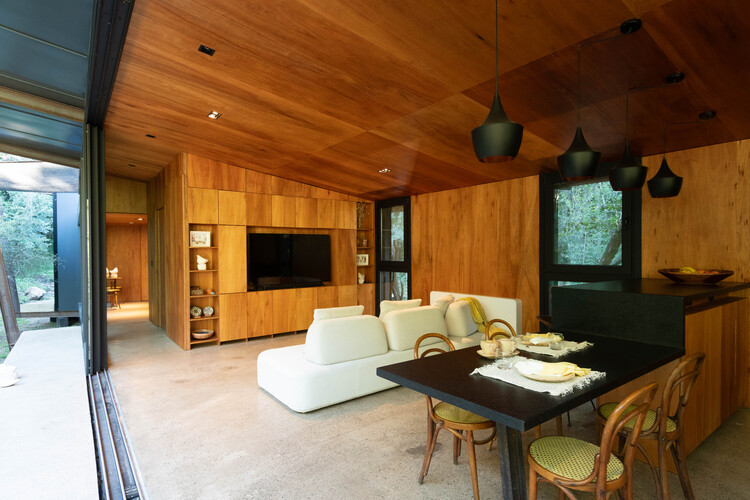 Casa en el bosque / MALVINA ZAYAT estudio de arquitectura - Fotografía interior, Madera, Puerta, Vidrio, Sillas