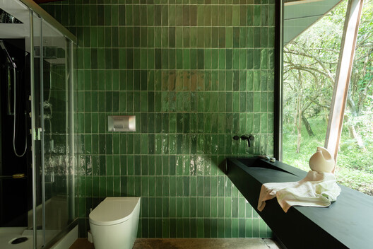 Casa en el bosque / MALVINA ZAYAT estudio de arquitectura  - Fotografía interior, Baño, Iluminación, Vidrio, Tarjas, Encimera, Tinas