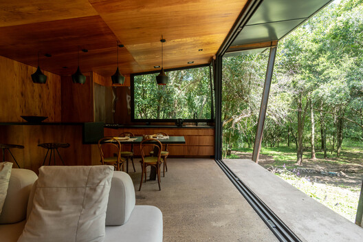 Casa en el bosque / MALVINA ZAYAT estudio de arquitectura  - Fotografía interior, Madera, Vidrio, Sillas, Fijación Vigas