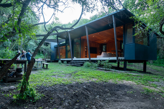 Casa en el bosque / MALVINA ZAYAT estudio de arquitectura  - Fotografía exterior, Madera, Puerta