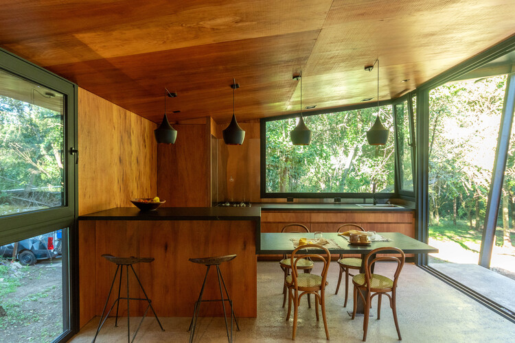 Casa en el bosque / MALVINA ZAYAT estudio de arquitectura - Fotografía interior, Cocina, Madera, Iluminación, Vidrio, Encimera, Sillas, Fijación Vigas