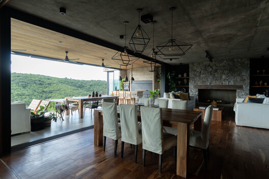 Casa La Deseada / Claudia Notari - Fotografía interior, Mesas, Sillas, Fijación Vigas