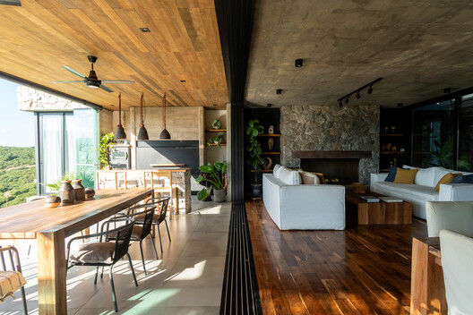 Casa La Deseada / Claudia Notari - Fotografía interior, Comedor, Madera, Mesas, Sillas, Sillones