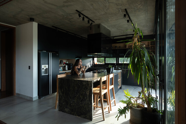 Casa La Deseada / Claudia Notari - fotografía de interiores, cocina, madera, iluminación, sillas, encimeras