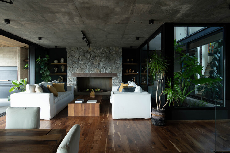 Casa La Deseada / Claudia Notari - fotografía de interiores, sala, madera, sillón, iluminación, sillas