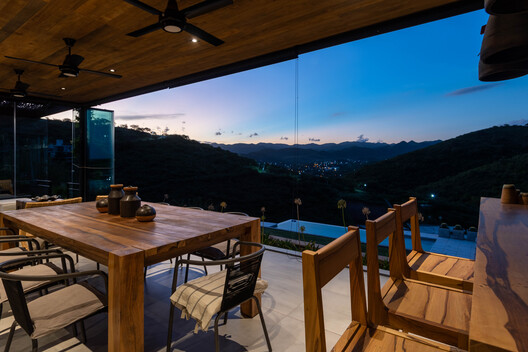 Casa La Deseada / Claudia Notari - Fotografía interior, Comedor, Sillas, Balcón
