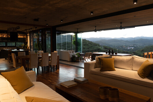 Casa La Deseada / Claudia Notari - Fotografía interior, Sala de estar, Sillas, Balcón