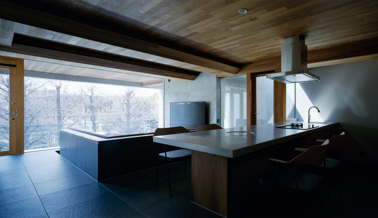 Hokusetsu 住宅与办公室/ FujiwaraMuro Architects - 室内图, 厨房, 木头, 台面, 灯, 玻璃