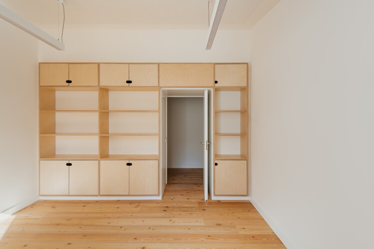 Casa Acreditar Lisboa / ALA.rquitectos - Fotografia de Interiores, Armário, Madeira, Prateleira