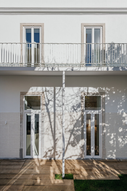 Casa Acreditar Lisboa / ALA.rquitectos - Fotografia de Exterior, Madeira, Porta, Concreto, Balcão, Corrimão